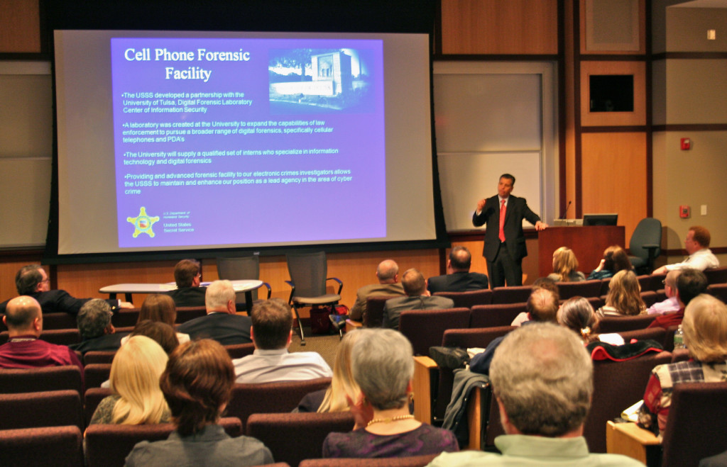 Secret Service agent presenting to a crowd